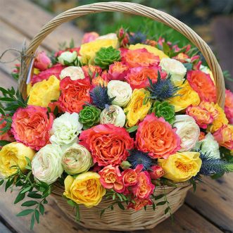 Корзина с разноцветными розами