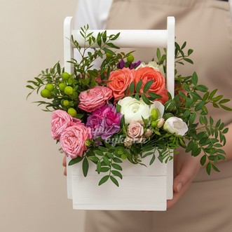 Оранжевые розы в ящичке