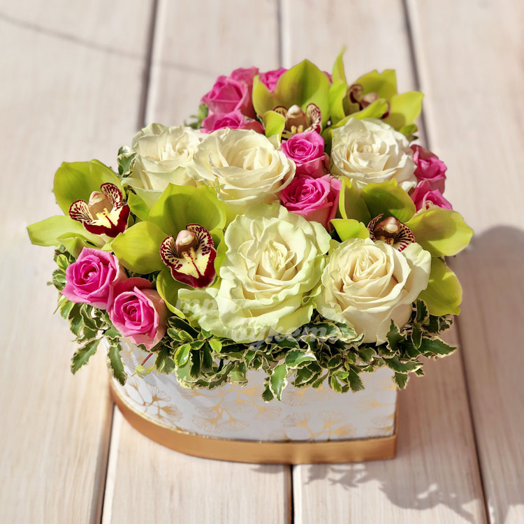 Сердце с розами и орхидеями