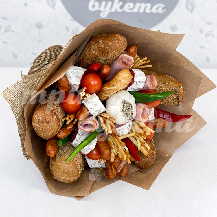 Букет из сыра и колбасы (на столе)