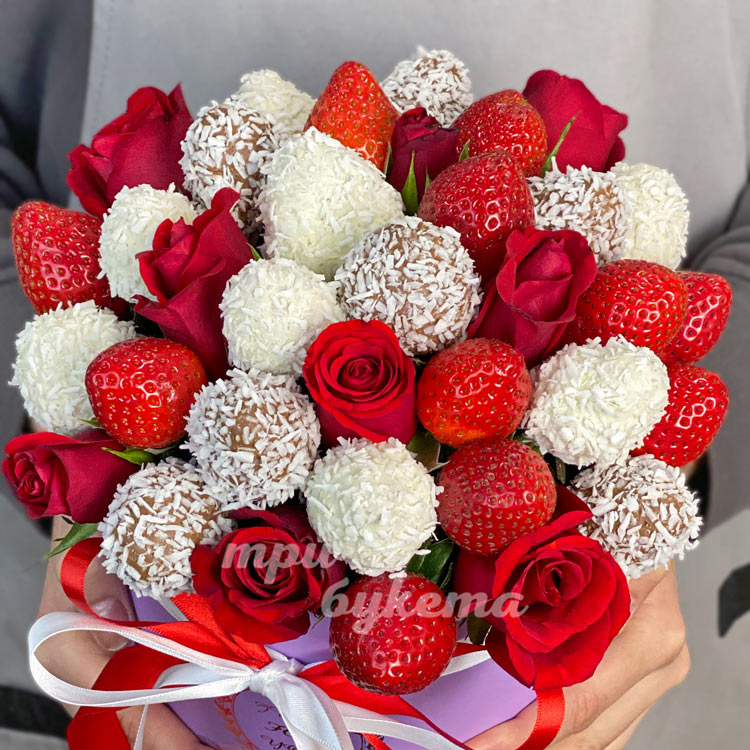 Композиция клубника в коробке (крупный план)