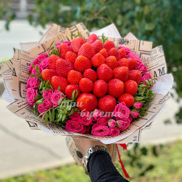 Букет из клубники и кустовых роз (доп. фото)