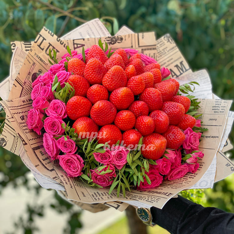 Букет из клубники и кустовых роз (на фоне зелени)