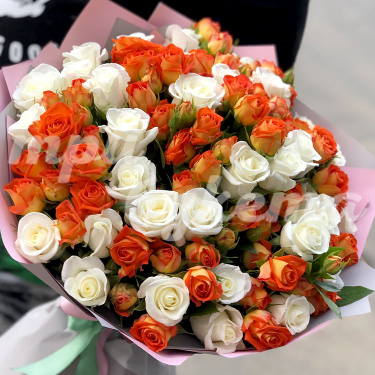 Букет из оранжевых и белых роз (крупный план)