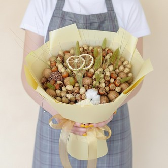 Букет из орехов и корицы