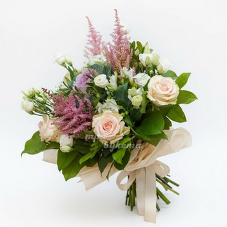 Букет из белых и кремовых роз