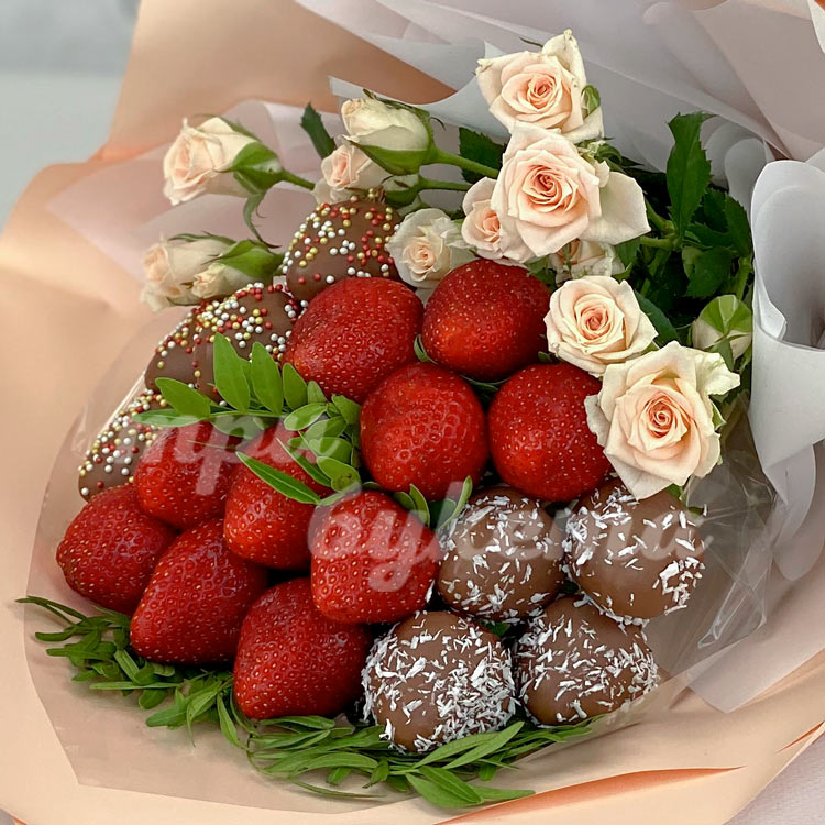 Букет из клубники и белых роз (крупный план)