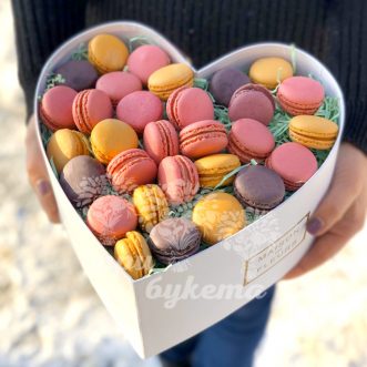 Коробка макарун в виде сердца