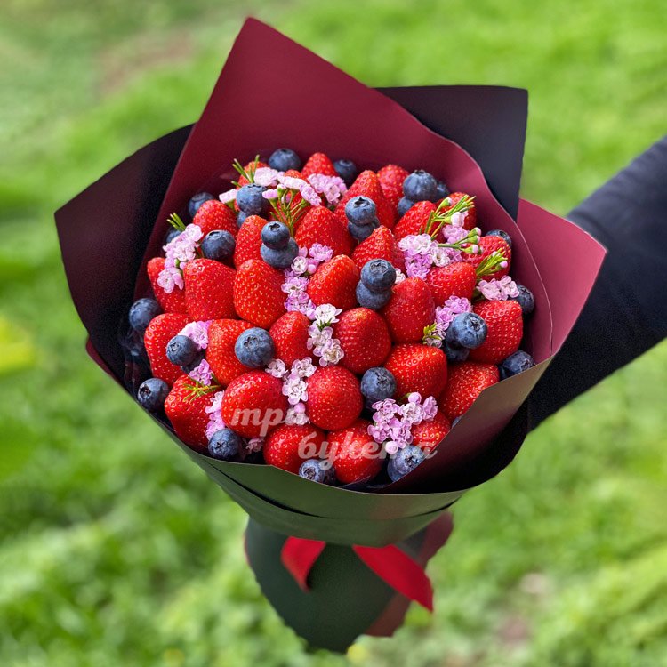 Крафт букет с клубникой и черникой
