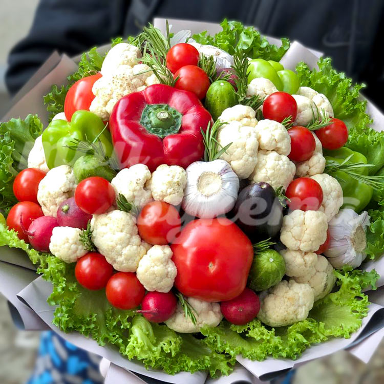 buket-iz-cvetnoj-kapusty-i-tomatov-2
