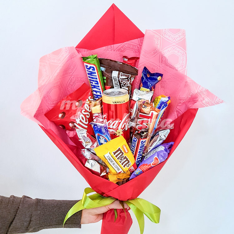 Букет из шоколадок, конфет и колы
