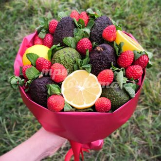 Коробочка с клубникой и авокадо