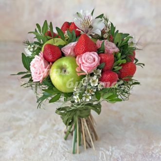 Букет из клубники, яблок и роз