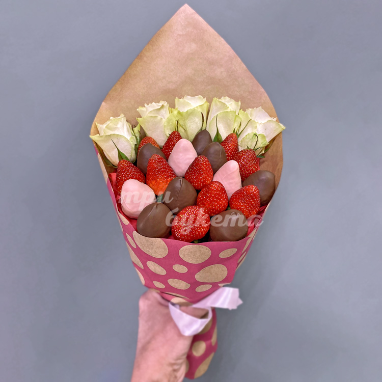 Букет из 5 белых роз и клубники