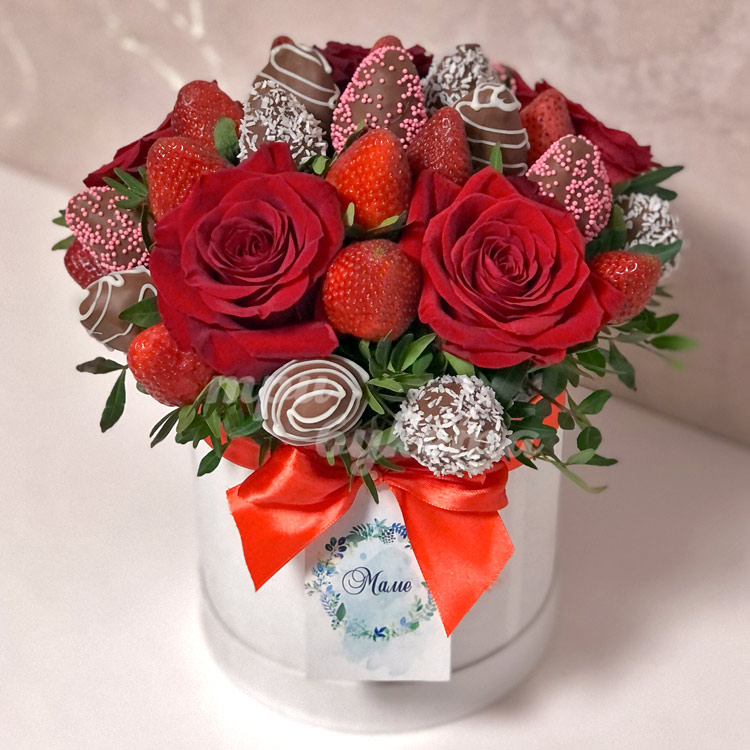 30 ягод клубники и 5 роз в коробке (на столе)