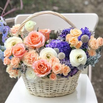 Корзина ранункулюсов, роз и гвоздик