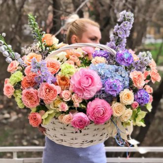 Большая, яркая композиция в корзине