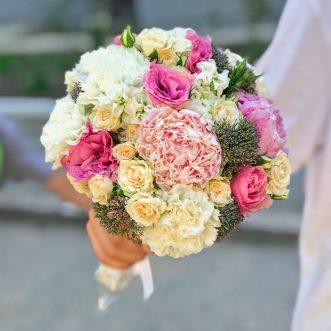 Букет из роз, пионов и гвоздик