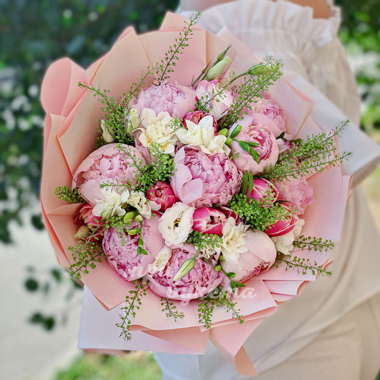 Букет из пионов, фрезий и тюльпанов (вид сверху)