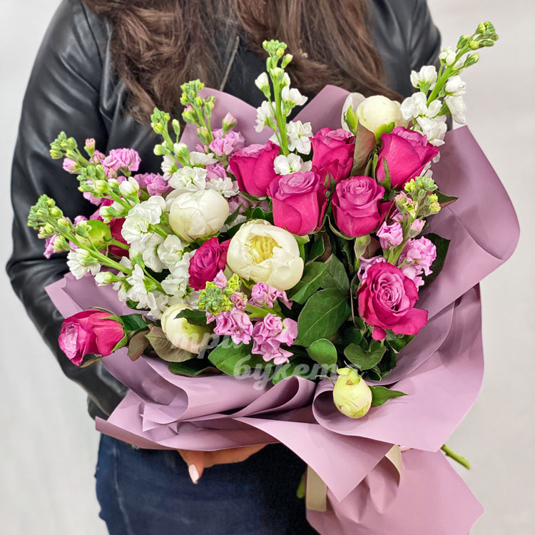 Букет из пионов и маттиол