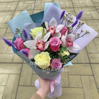 Орхидеи с розами и лагурусом