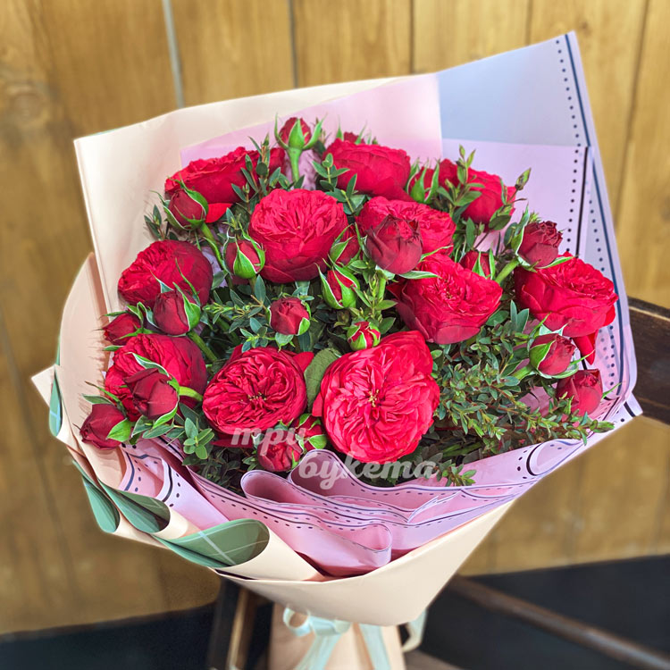 Букет из 7 алых пионовидных роз (крупный план)