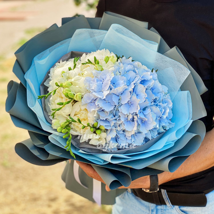 Букет из гортензии и белых пионов (вид сверху)