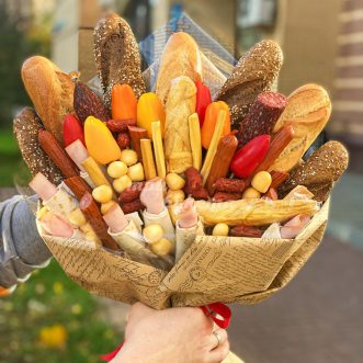 Букет на 23 февраля из багетов и сыра