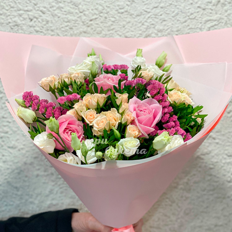 Букет из роз, эустом и статицы (крупный план)