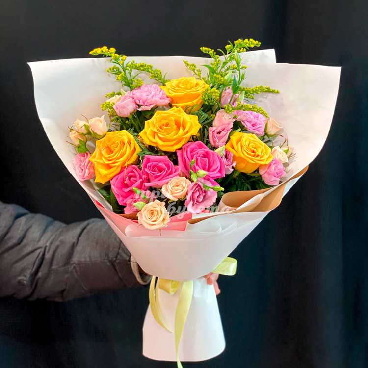 Букет ярких кустовых роз с солидаго