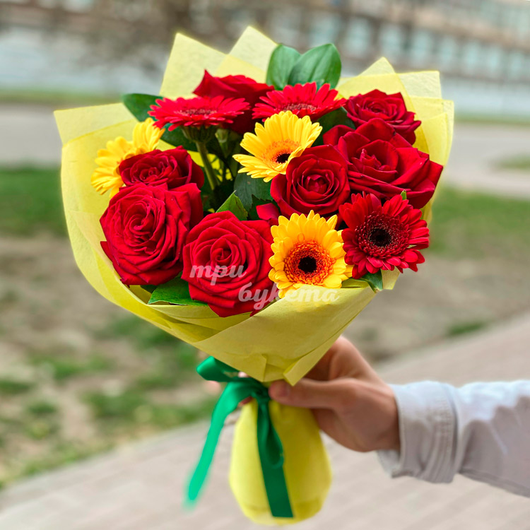 Красно-желтый букет гербер и роз