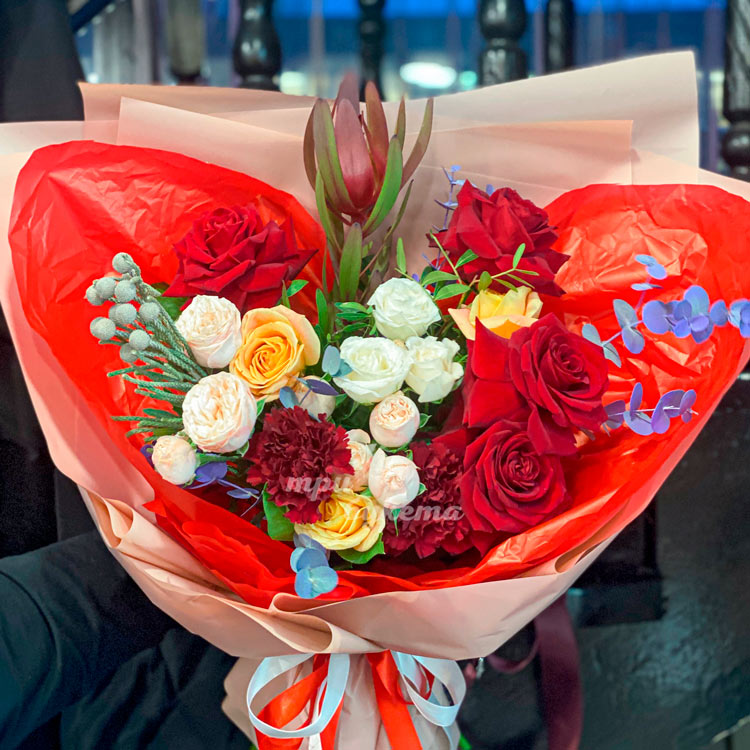 Пышный букет из роз, гвоздик и зелени (крупный план)