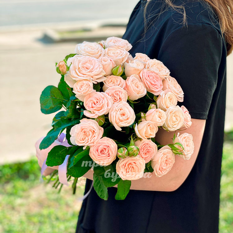 Букет 11 нежно-розовых кустовых роз (в руках флориста)