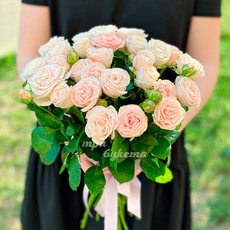 Букет 11 нежно-розовых кустовых роз (крупный план)