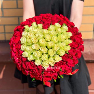 Букет сердце из красных и белых роз Букет сердце из красных и белых роз