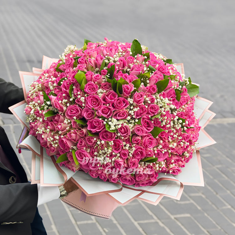 Букет из 251 розовой розы с гипсофилой