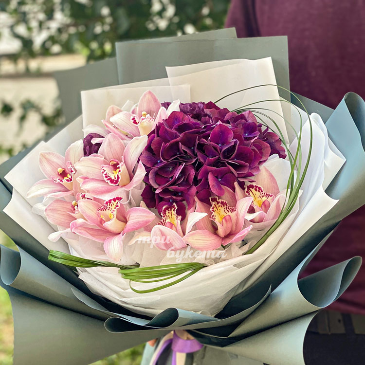 Букет из розовых орхидей и гортензии (крупный план)