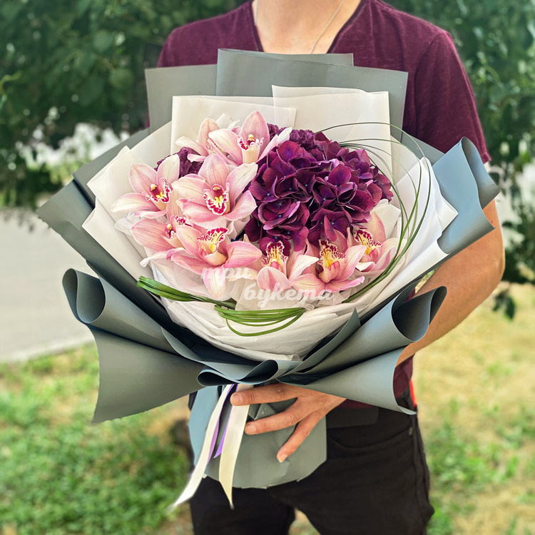 Букет из розовых орхидей и гортензии