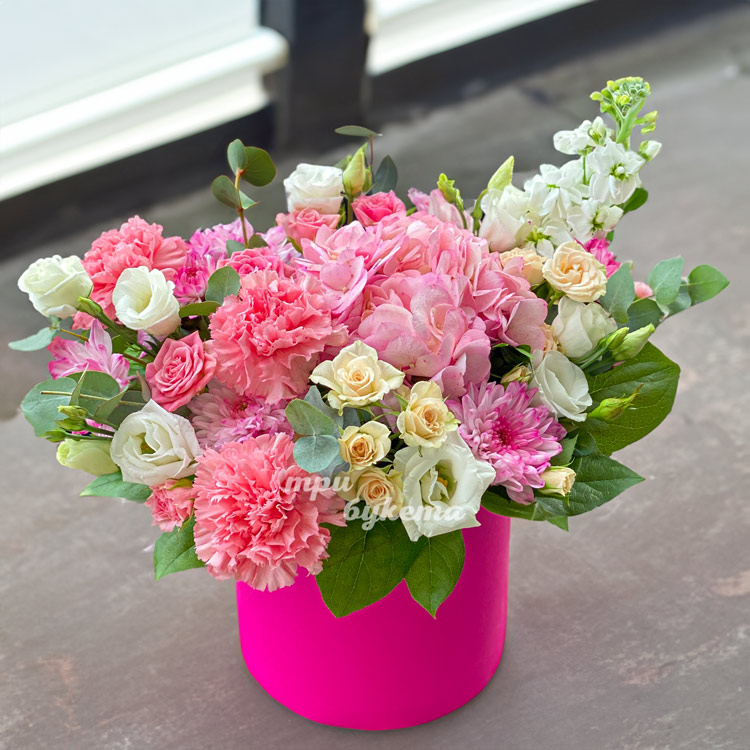 korobka-rozovyh-gvozdik-roz-i-gortenzii-2