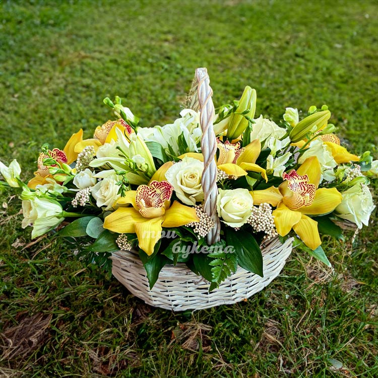 Корзиная белых роз с желтыми орхидеями (на фоне травы)