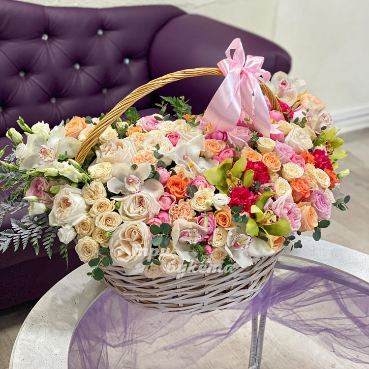 Огромная корзина ярких роз и орхидей (на столе)