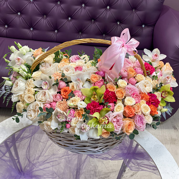 Огромная корзина ярких роз и орхидей (на фоне дивана)
