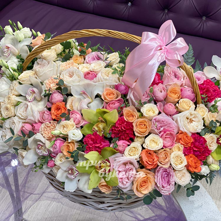 Огромная корзина ярких роз и орхидей (вид сверху)