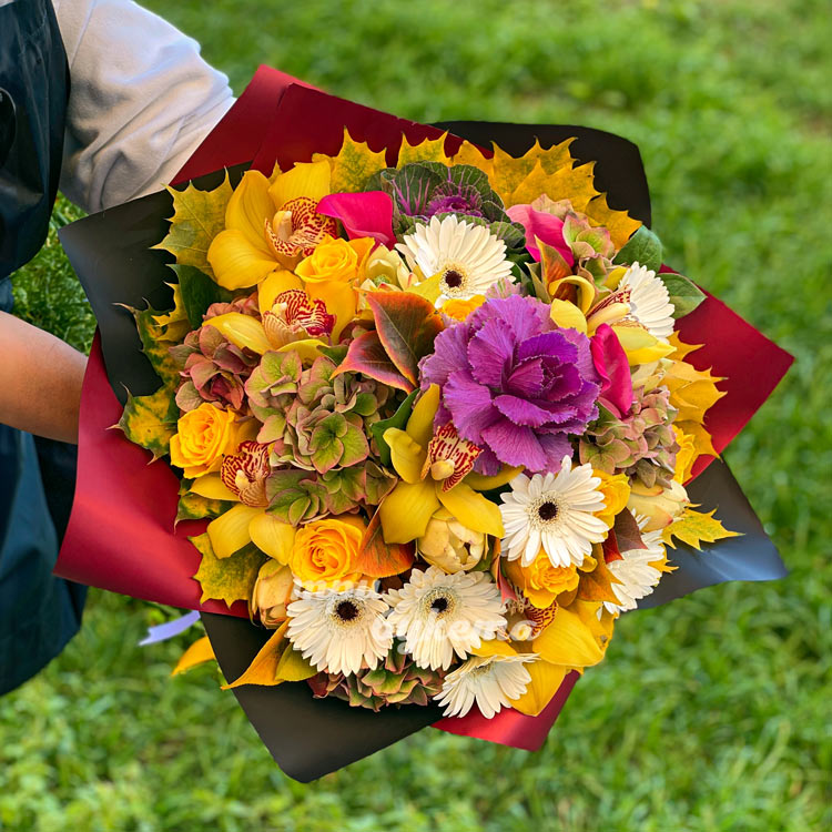 Осенний букет из гербер и орхидей (на фоне зелени)