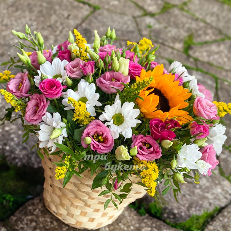 Подсолнух с эустомами в корзинке (на камнях)