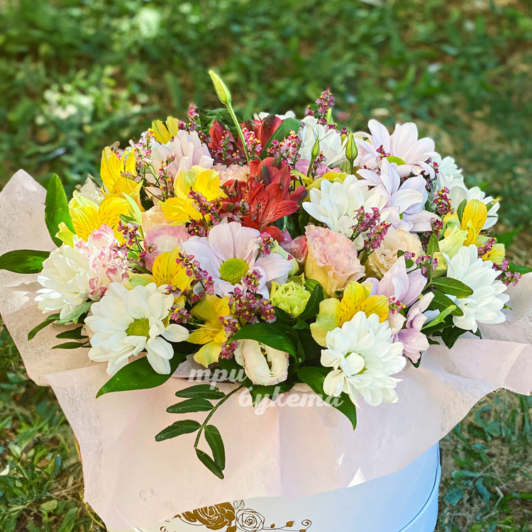 Шляпная коробка альстромерий и хризантем (крупный план)