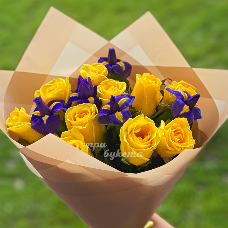 Букет желтых роз с ирисами (крупный план)