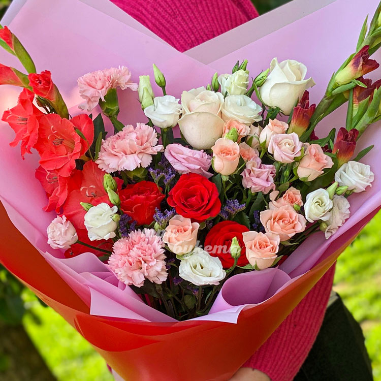 Яркий букет из гладиолусов и роз (крупный план)