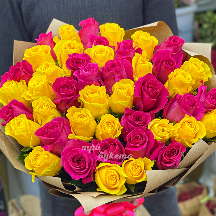 Букет из 45 желтых и розовых роз (крупный план)