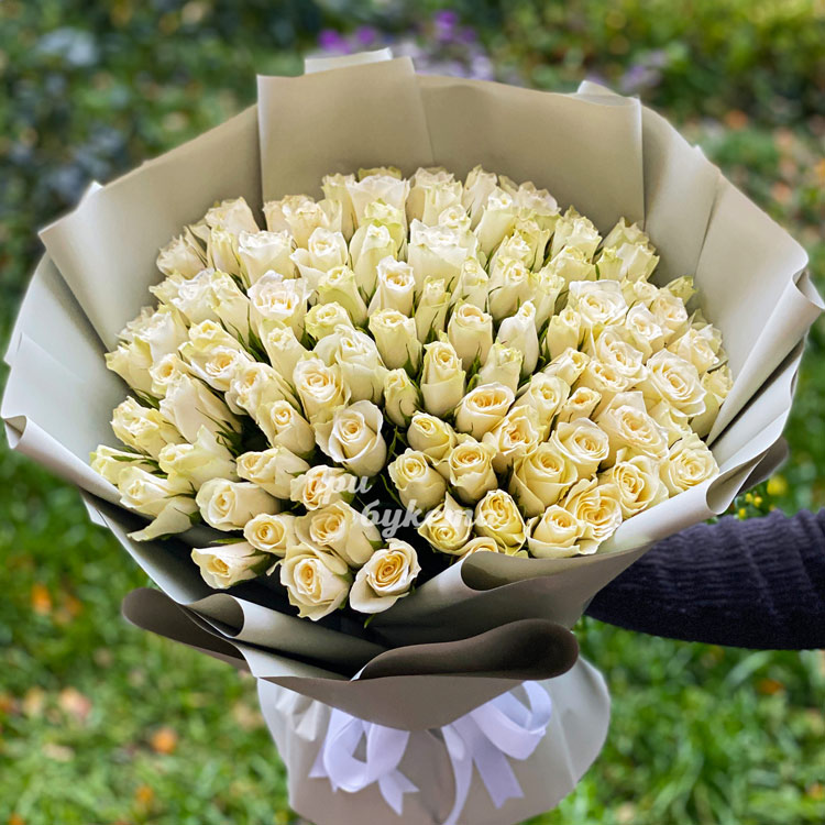 Букет из 95 белых роз (крупный план)